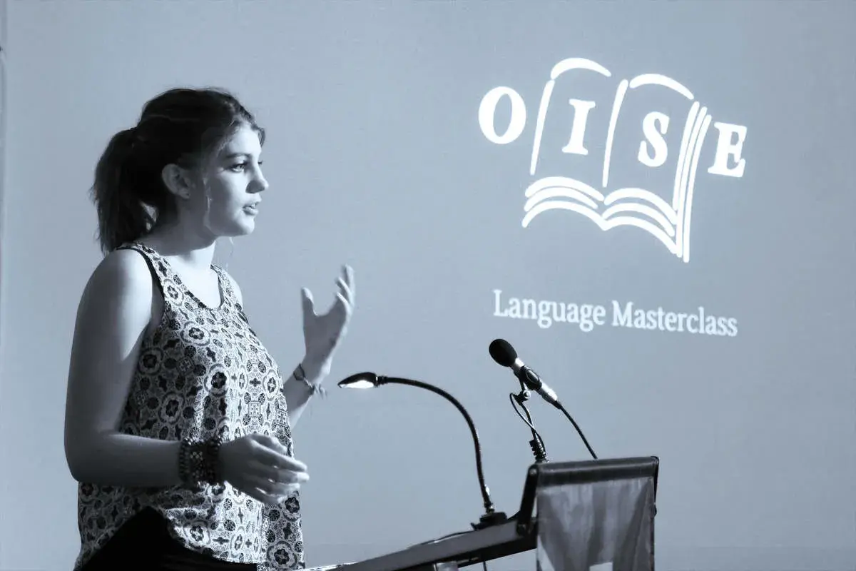 Estudiante hablando en público